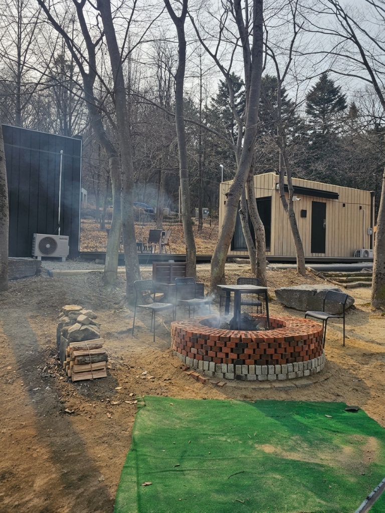 야외 원형 화덕 — 연기 피어오르는 불멍 & 장작