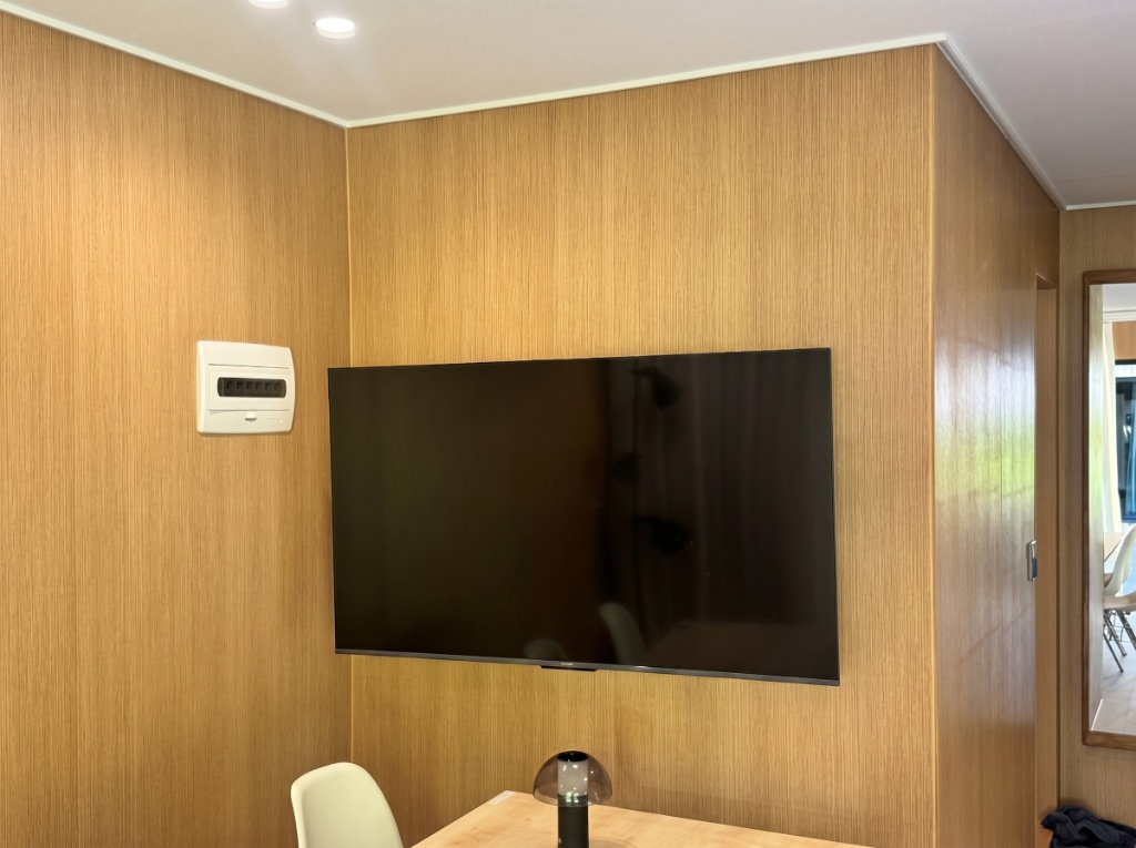 A동 내부 — 대형 벽걸이 TV