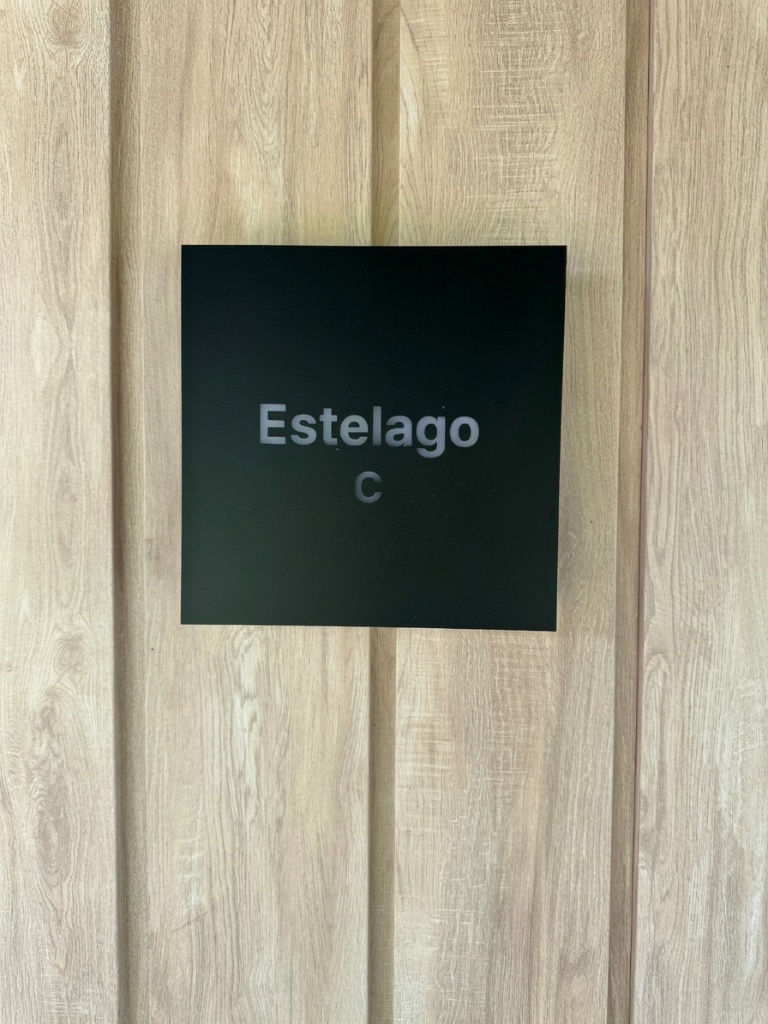 C동 — Estelago C 표지판